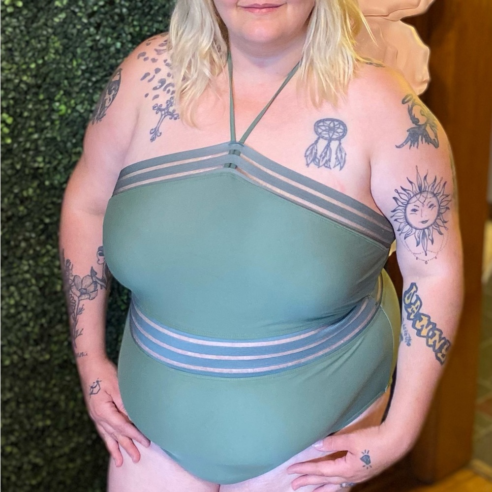 🍁FALL SALE🍁 🆕✨ OLIVE Halter Neck One Piece Swimsuit - Davi & Dani